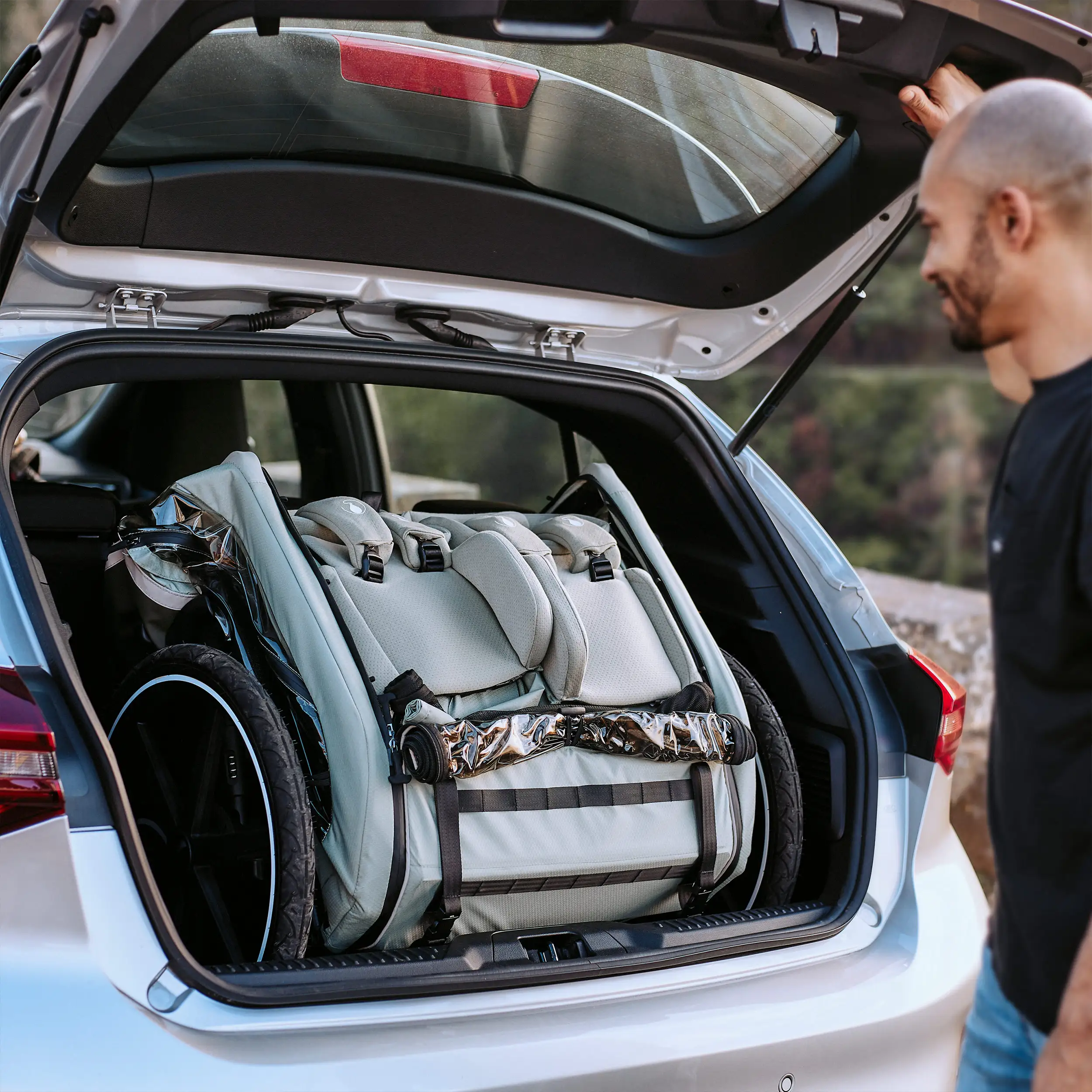 Remorque à vélo Tour avec 2 sièges confort et roues gonflables - Olive Remorque à vélo Tour avec 2 sièges confort et roues gonflables - Olive