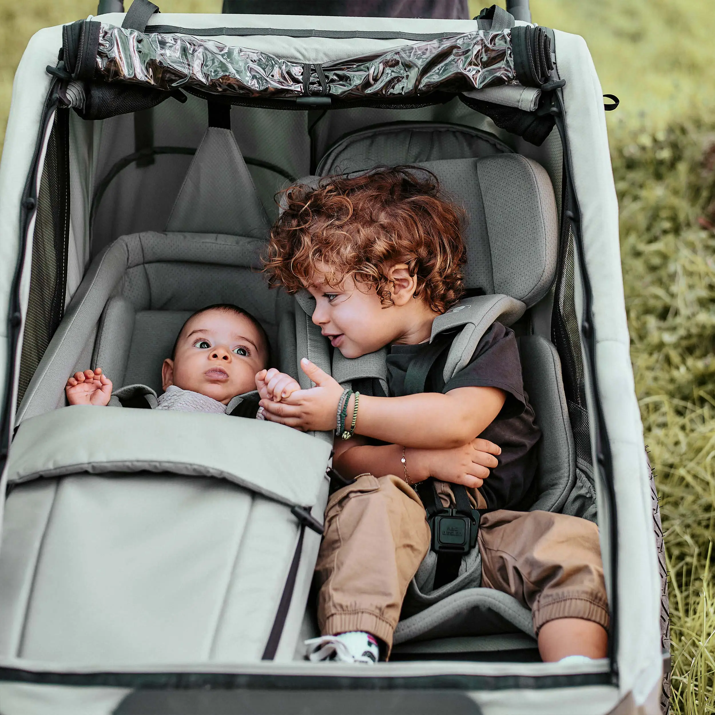 Remorque à vélo Tour avec 2 sièges confort et roues gonflables - Olive Remorque à vélo Tour avec 2 sièges confort et roues gonflables - Olive