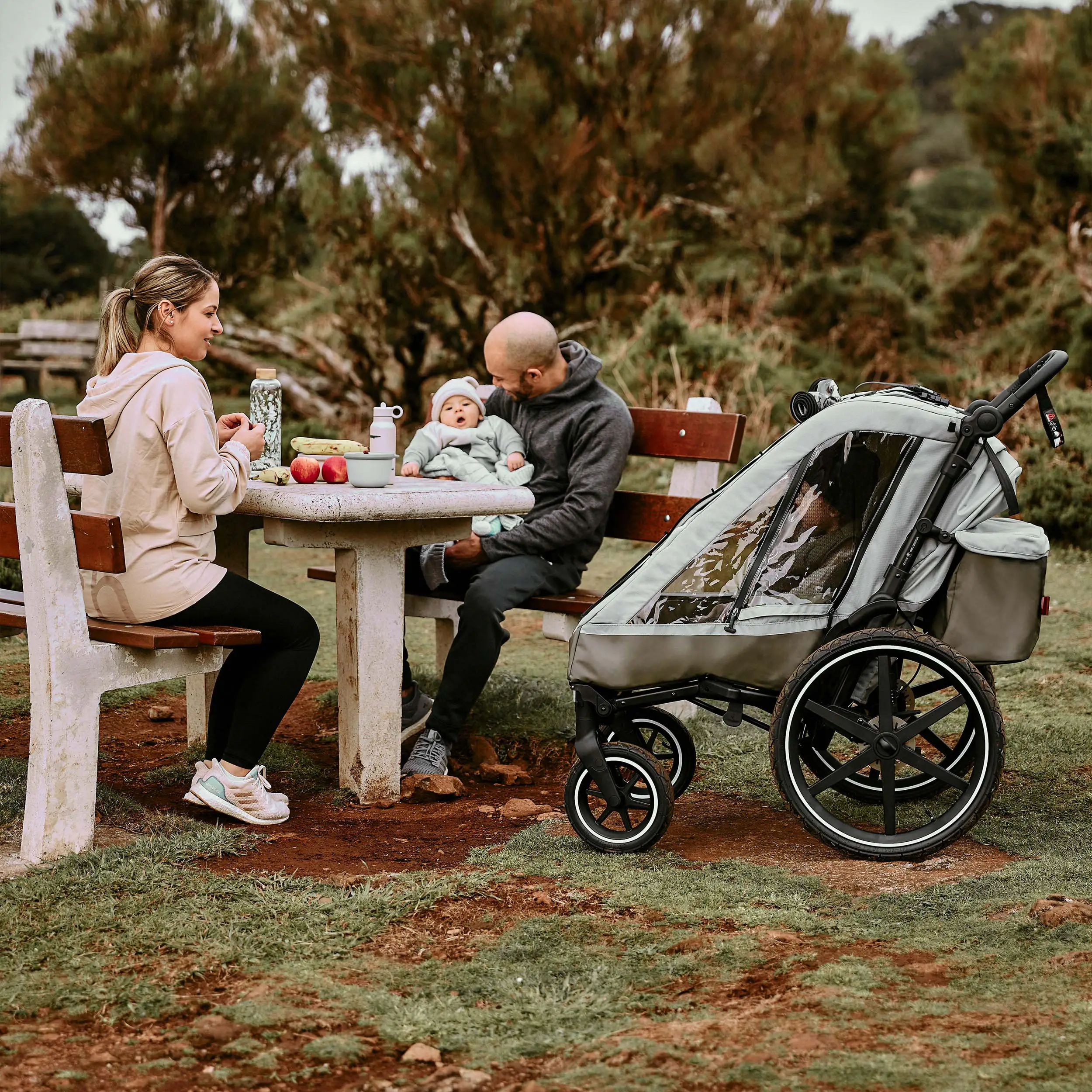 Remorque à vélo Tour avec 2 sièges confort et roues gonflables - Olive Remorque à vélo Tour avec 2 sièges confort et roues gonflables - Olive