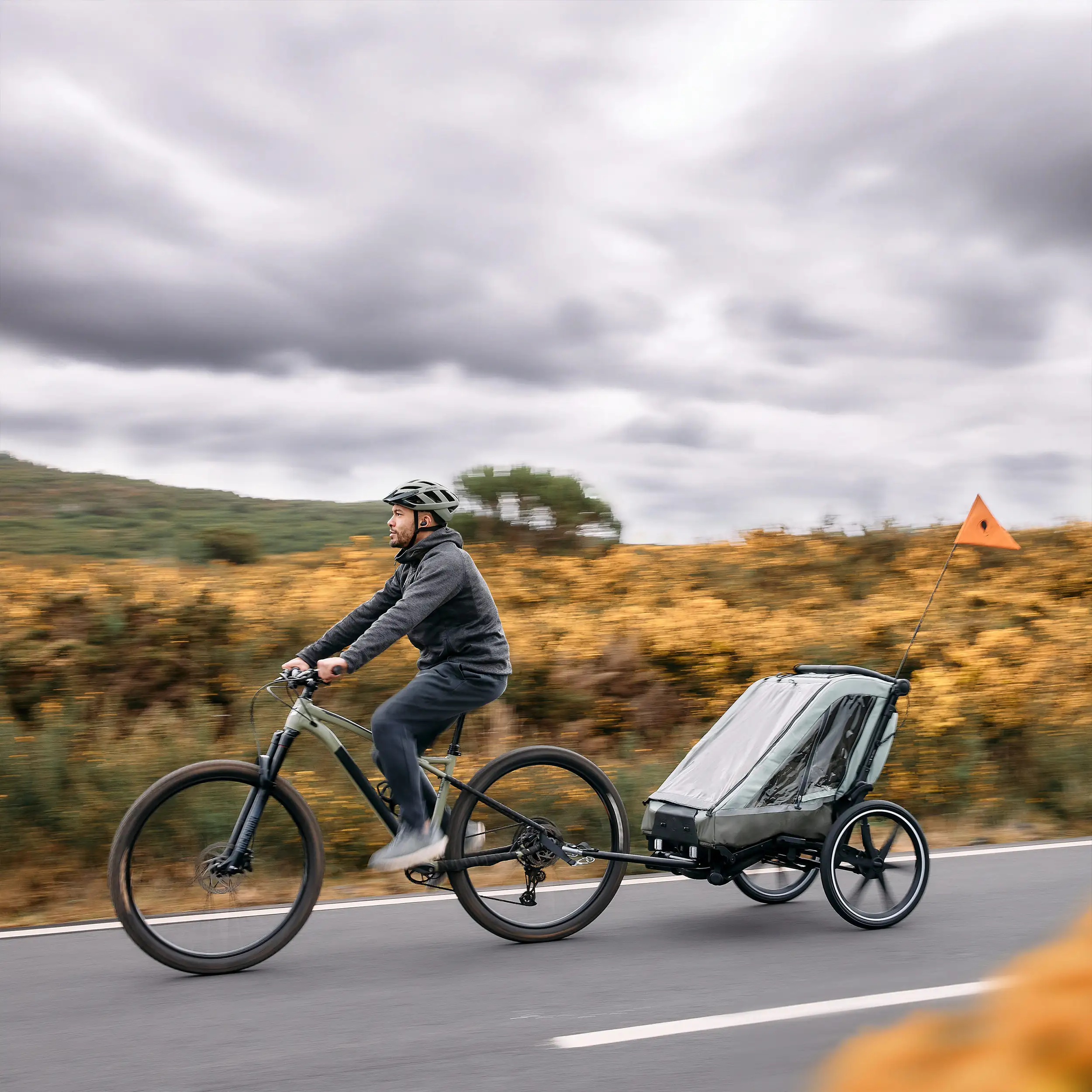 Remorque à vélo Tour avec 2 sièges confort et roues gonflables - Olive Remorque à vélo Tour avec 2 sièges confort et roues gonflables - Olive