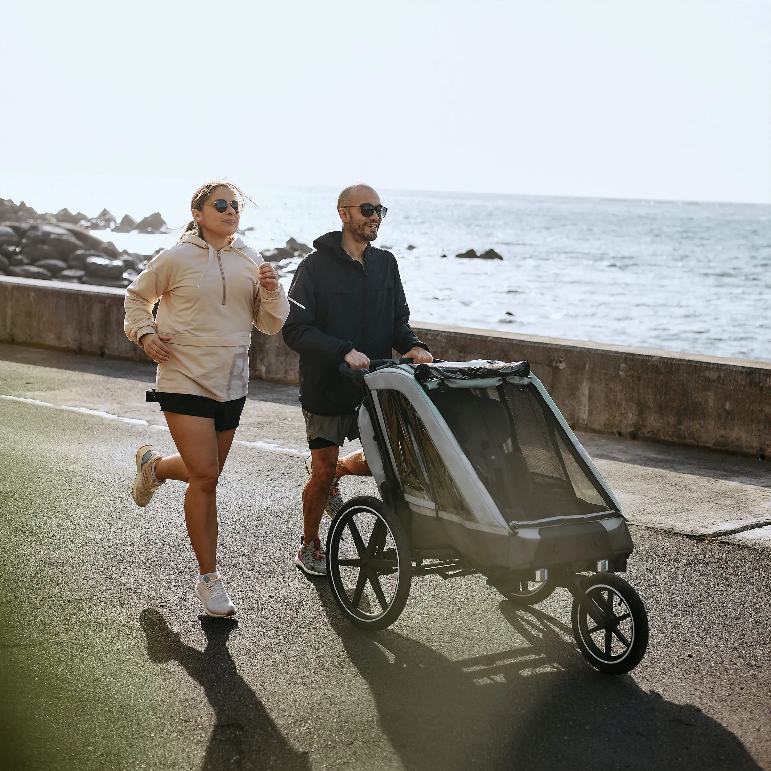 Remorque à vélo Tour avec 2 sièges confort et roues gonflables - Olive Remorque à vélo Tour avec 2 sièges confort et roues gonflables - Olive